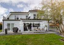 Haus zum Kaufen in Wulsbüttel 618.000 € 327 m²
