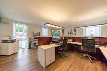 Moderne Gewerbehalle mit Büro