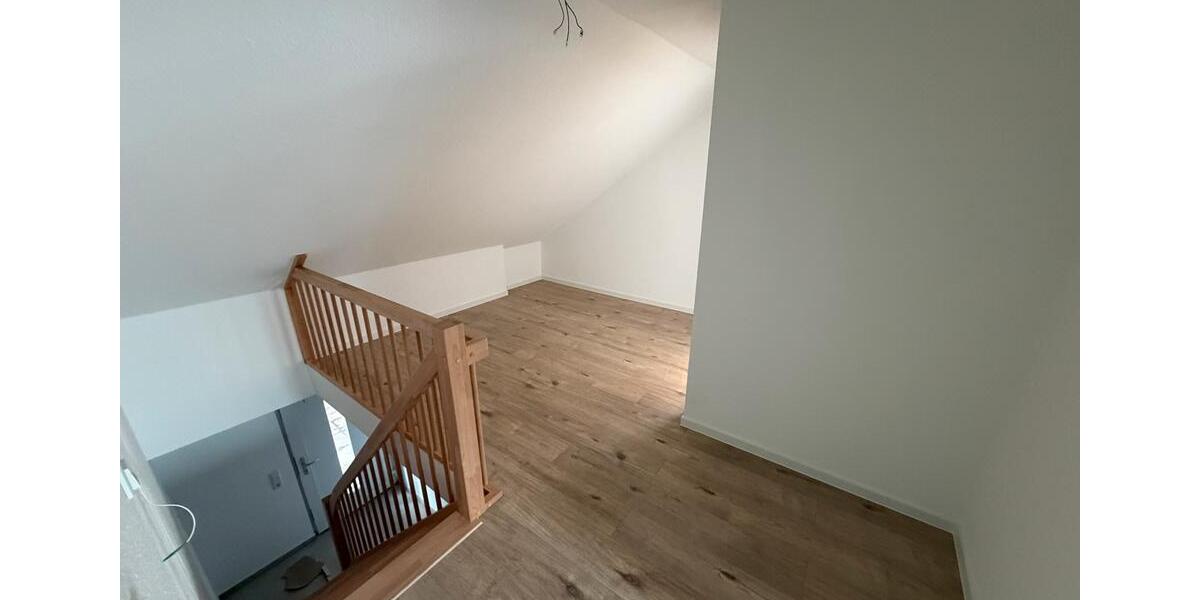 Dachgeschoßwohnung Rastede - 2.5 Zimmer, 120 m&sup2;, 1.200&euro; | Angebot:24572991