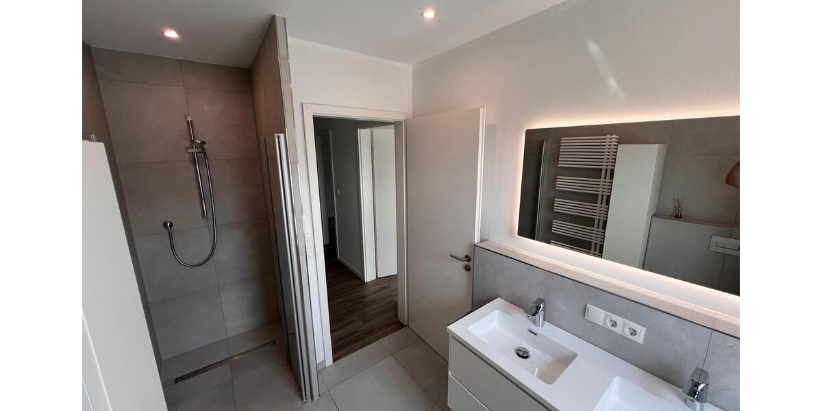 Moderne helle 3-Zimmerwohung, Terrasse, Einbauküche und Carport 3 zimmer