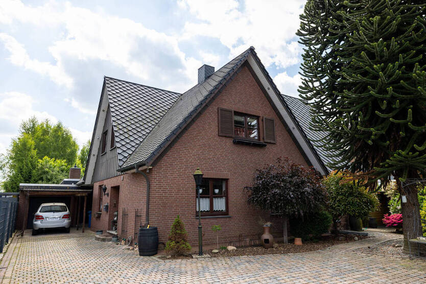 *** WOHNEN mit bis zu DREI GENERATIONEN - BARRIEREFREIER BUNGALOW hinten und großes HAUS vorne ***