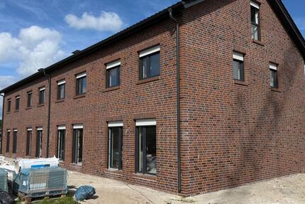 Rastede - Im Göhlen: Neubau-Reihenendhaus mit Einbauküche als Erstbezug zimmer