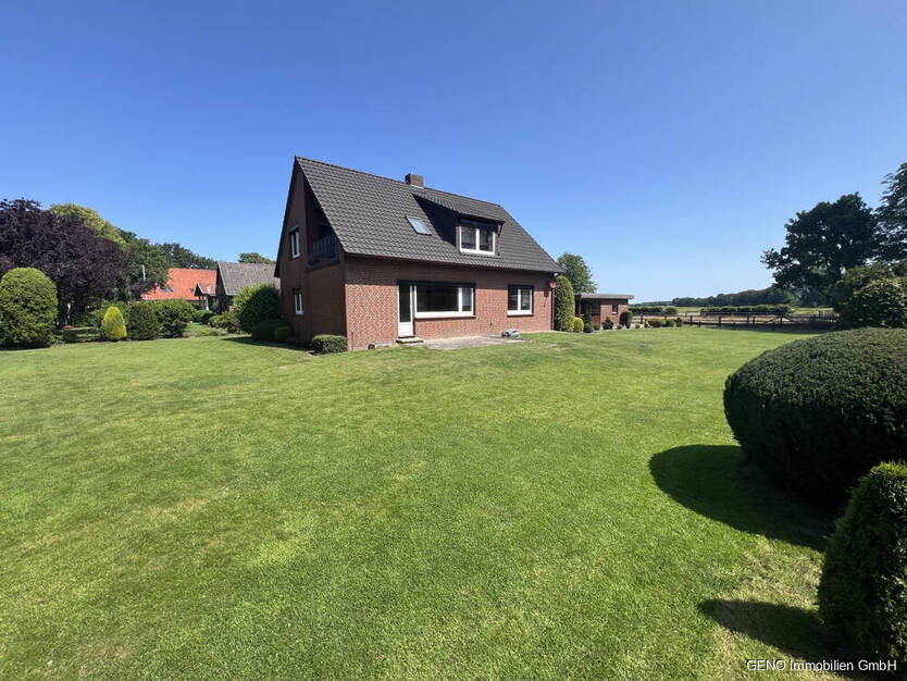 1 Familienhaus auf großem Grundstück