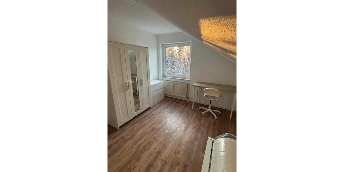 Dachgeschoßwohnung Oldenburg Bürgeresch - 4 Zimmer, 15 m&sup2;, 450&euro; | Angebot:25045188