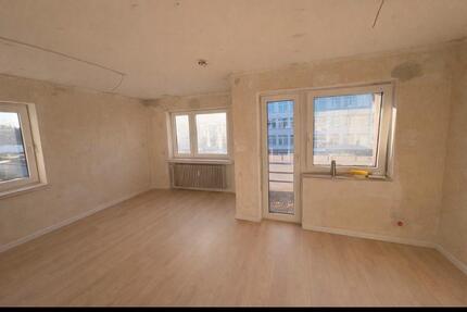 Neu sanierte 3 Zimmer Wohnung, EBK, Loggia, Keller und Stellplatz 3 zimmer