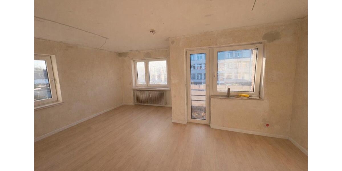 Neu sanierte 3 Zimmer Wohnung, EBK, Loggia, Keller und Stellplatz 3 zimmer