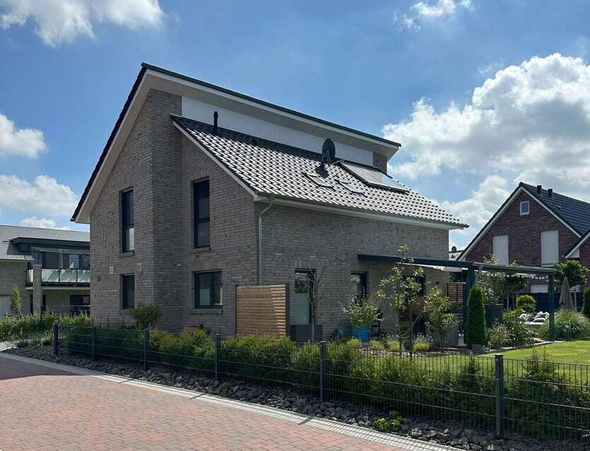 Haus zum Kaufen in Oldenburg Wechloy 670.700 € 142 m²