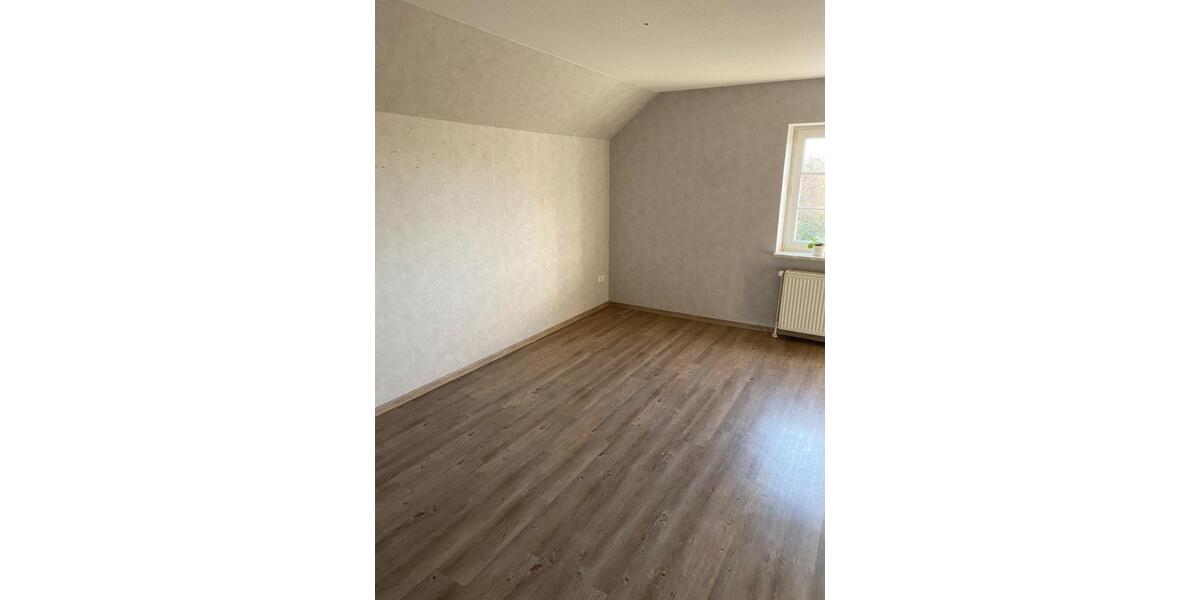 Dachgeschoßwohnung Varel - 3 Zimmer, 101 m&sup2;, 800&euro; | Angebot:25172482