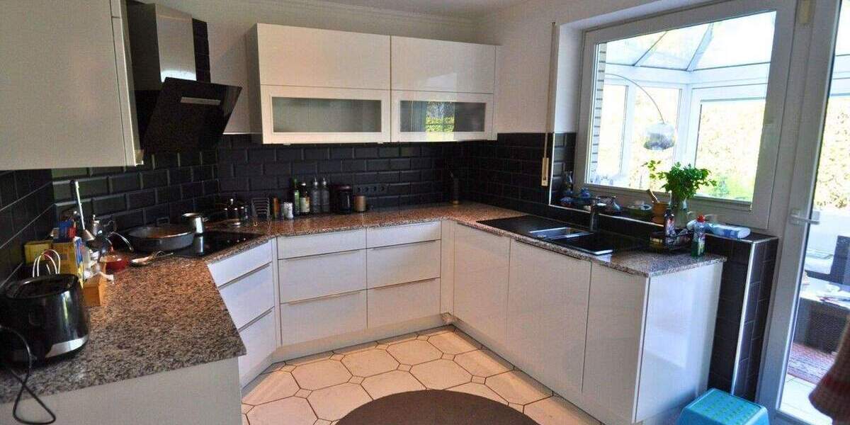 Attraktives Einfamilienhaus auf ruhigem Hintergrundstück mit großem Pool in begehrter Wohnlage! 4 zimmer