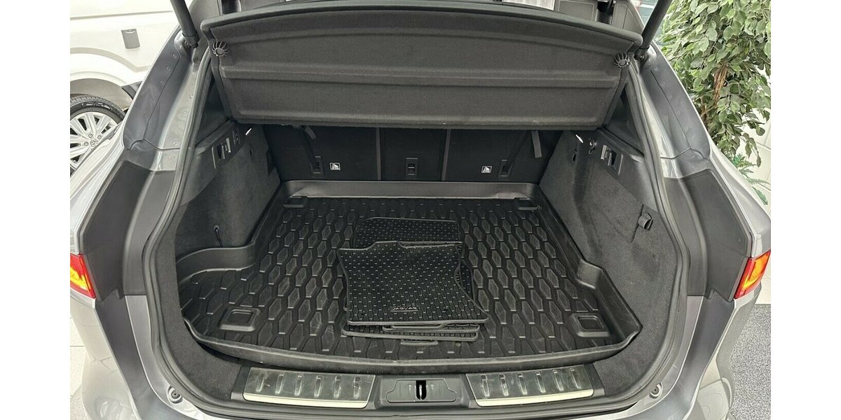 Jaguar F-Pace 3,0 D AWD R-Sport +AHK+Panorama+Navi+Kamera 92.200 km 28.990 € Jaderberg 26349