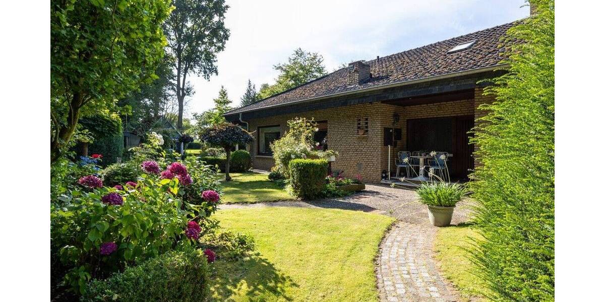 *** MASSIV BUNGALOW mit WALMDACH auf RIESEN GRUNDSTÜCK mit kleinem WALDSTÜCK *** 5 zimmer