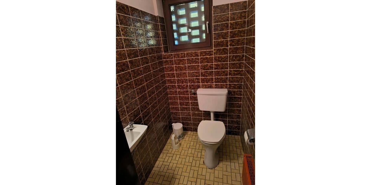 Einfamilienhaus mit 180 m2 Wohnfläche, voll unterkellert 7 zimmer