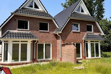 Friesoythe: Modernes Wohnen in stilvoller Doppelhaushälfte!