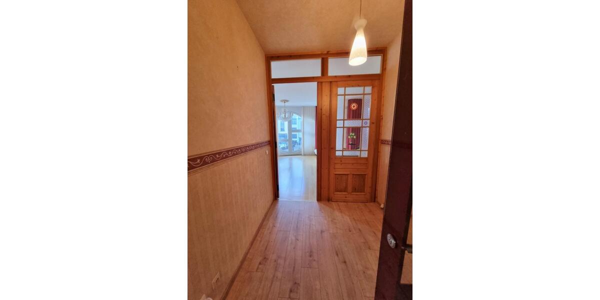 Schön möblierte Wohnung mit Wintergarten, Terrasse und Stellplatz 4 zimmer