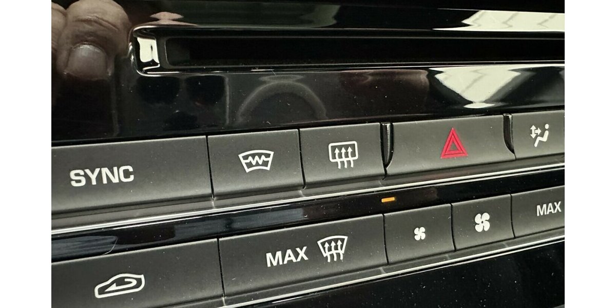 Jaguar F-Pace 3,0 D AWD R-Sport +AHK+Panorama+Navi+Kamera 92.200 km 28.990 € Jaderberg 26349