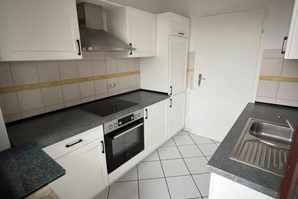 Helle 3 Zimmer Wohnung, Erstbezug nach Sanierung, Balkon und EBK 3 zimmer