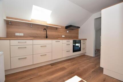 Licht, Luft und Land - Dachgeschoßwohnung mit Balkon und Einbauküche in Bösel