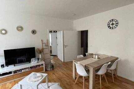 Sanierte 2 Zimmer-Wohnung mit Balkon und Stellplatz