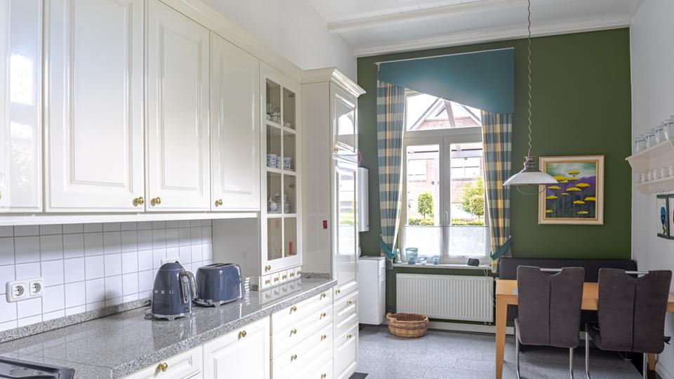 Saniertes, denkmalgeschütztes Wohnhaus mit Garten, Nebengebäuden u. Garage im Herzen von Wiefelstede 8 zimmer