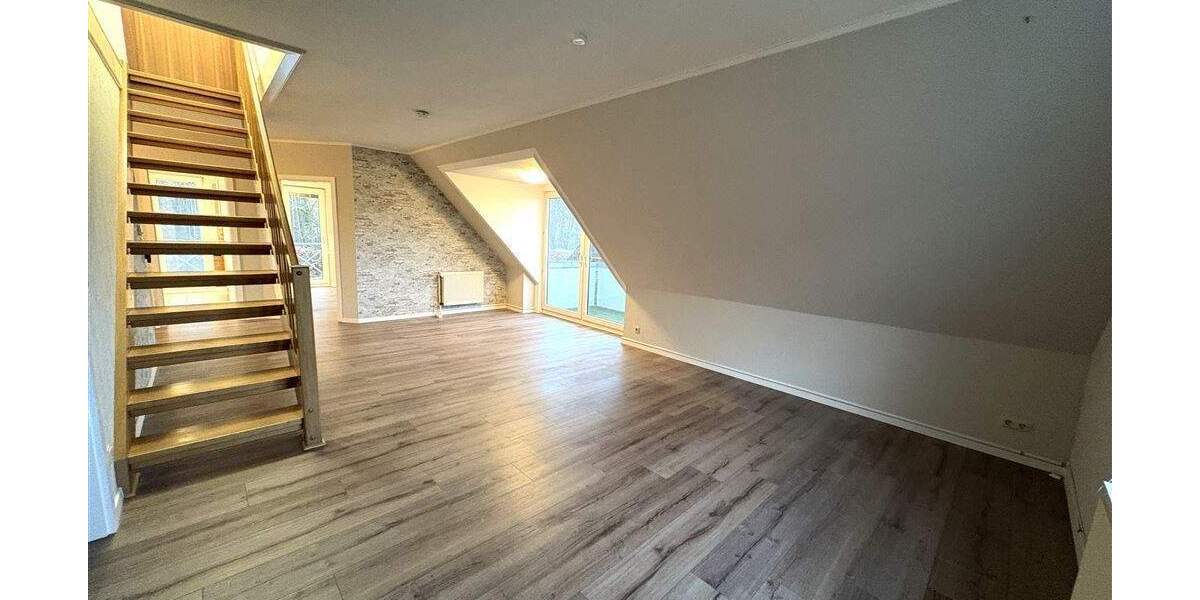 Schöne Dachgeschosswohnung mit ausgebautem Spitzboden und Balkon in Falkenburg! 3 zimmer