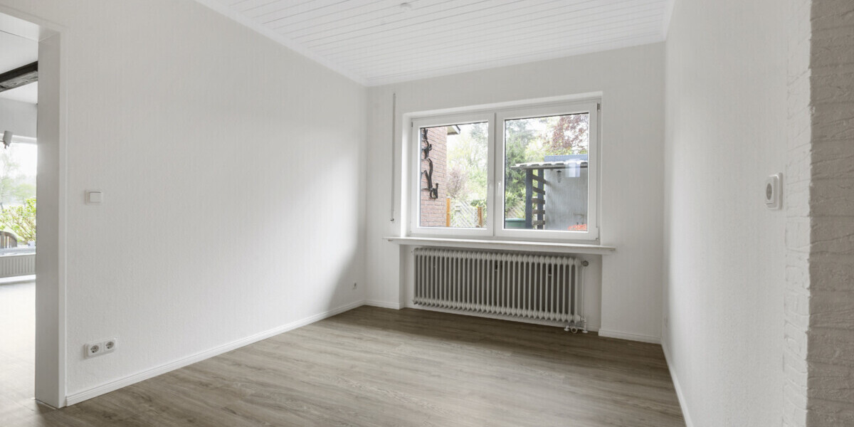 Ganderkesee-Schierbrok Renoviertes Einfamilienhaus in Feldrandlage mit Keller, Garage und EBK - Einfamilienhaus Ganderkesee | Angebot:26366702