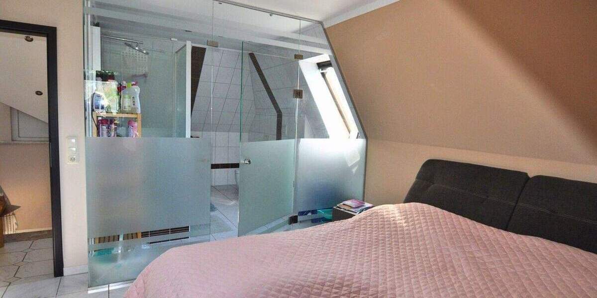 Attraktives Einfamilienhaus auf ruhigem Hintergrundstück mit großem Pool in begehrter Wohnlage! 4 zimmer