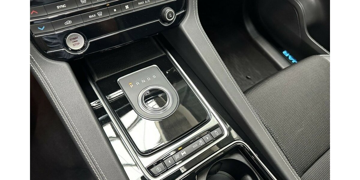 Jaguar F-Pace 3,0 D AWD R-Sport +AHK+Panorama+Navi+Kamera 92.200 km 28.990 € Jaderberg 26349