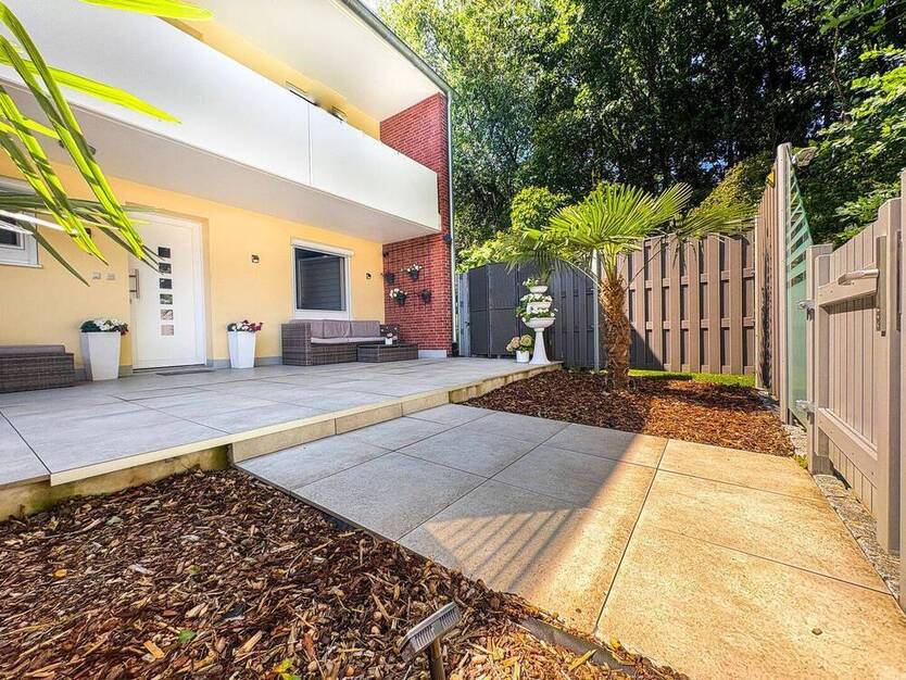 Marßel Kernsanierte, seniorengerechte 3-Zimmer-Terrassenwohnung mit Garage und Garten in guter Lage