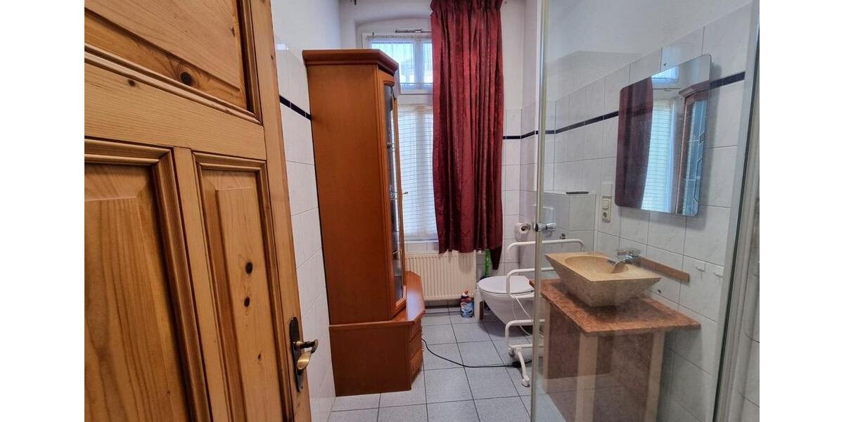 Schön möblierte Wohnung mit Wintergarten, Terrasse und Stellplatz 4 zimmer