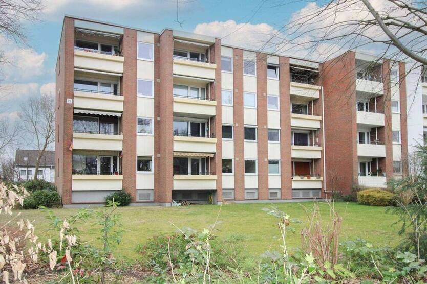 Sofort einziehen: Modernisierte 2- Zimmer Wohnung mit Loggia und Stellplatz