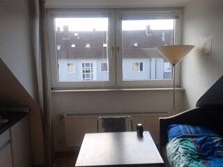 Helle und möblierte Dachgeschoßwohnung vis-á-vis der Uni