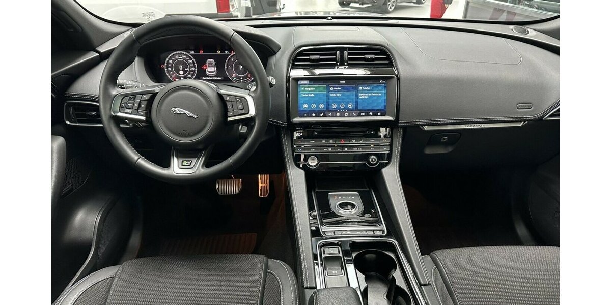 Jaguar F-Pace 3,0 D AWD R-Sport +AHK+Panorama+Navi+Kamera 92.200 km 28.990 € Jaderberg 26349