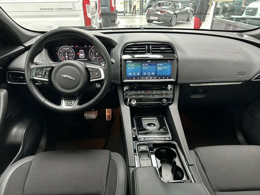 Jaguar F-Pace 3,0 D AWD R-Sport +AHK+Panorama+Navi+Kamera 92.200 km 29.990 € Jaderberg 26349