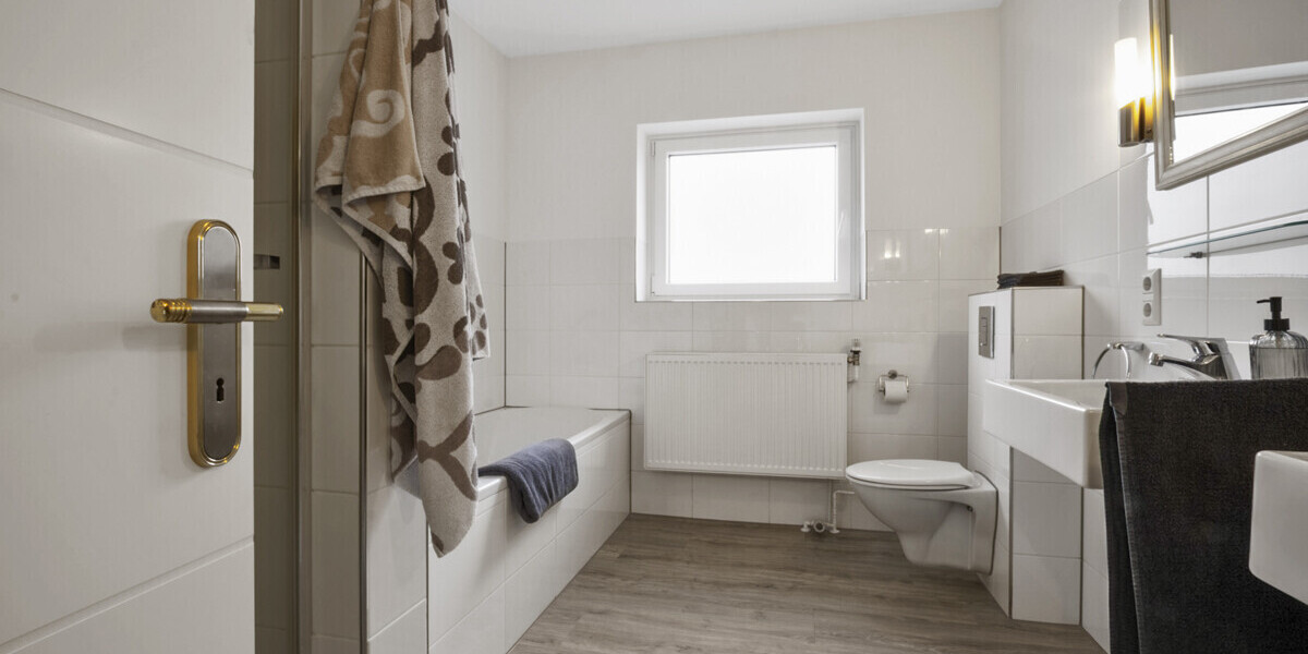 Ganderkesee-Schierbrok Renoviertes Einfamilienhaus in Feldrandlage mit Keller, Garage und EBK - Einfamilienhaus Ganderkesee | Angebot:26366702