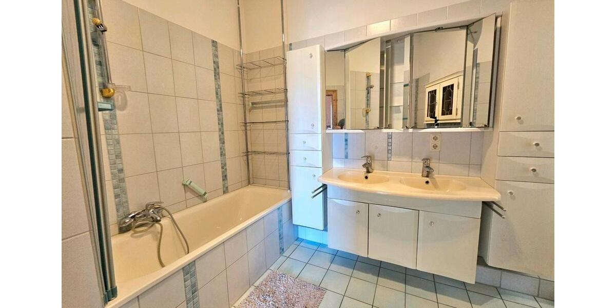 Schön möblierte Wohnung mit Wintergarten, Terrasse und Stellplatz 4 zimmer